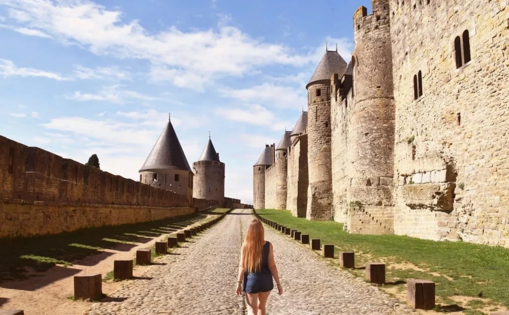 Circuit dans la cité de Carcassonne, entre les deux murailles