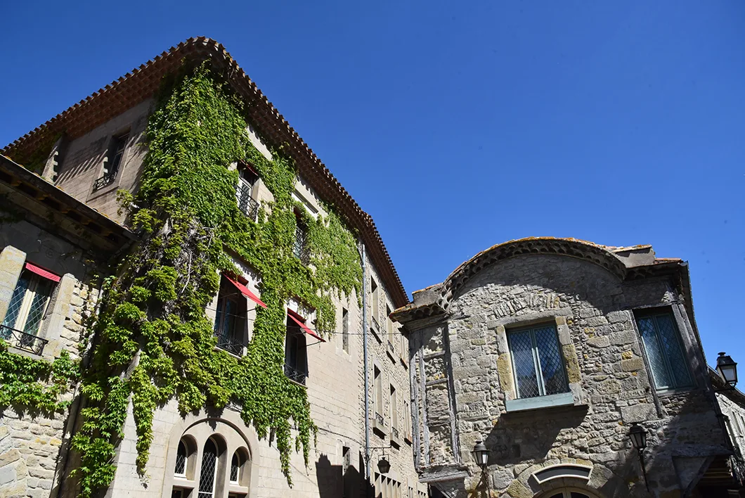 Place de la boulangerie, hôtel de la cité et basilique saint Nazaire à Carcassonne