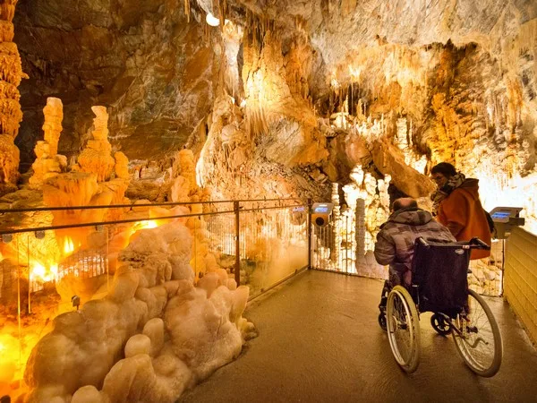 Le gouffre de Cabrespine accessible aux fauteuils roulants, dans l'Aude à côté de Carcassonne