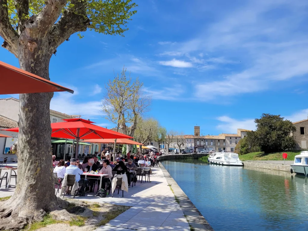 Restaurants au port de Trèbes, canal du Midi