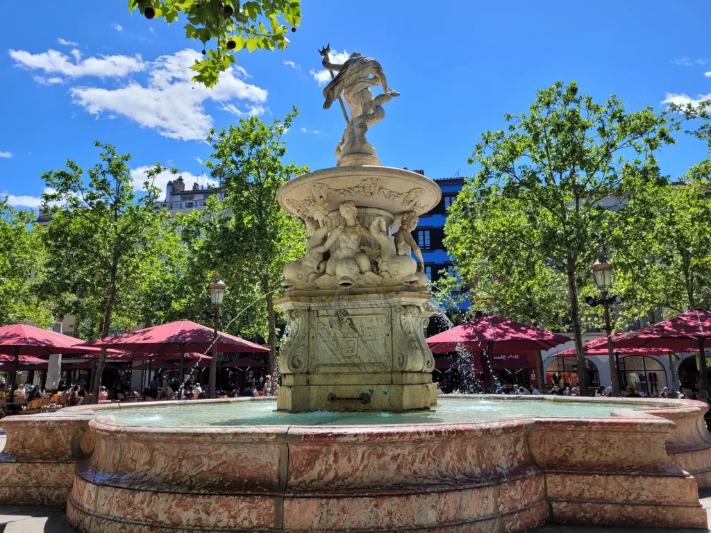 fontaine place carnot bastide de carcassonne