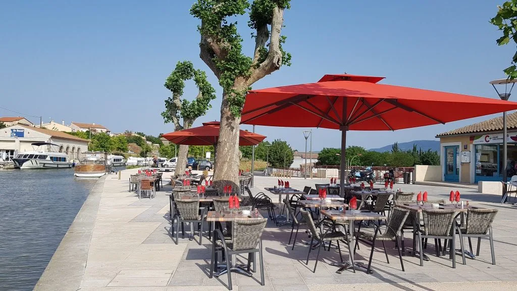 Les terrasses sur le port de Trèbes