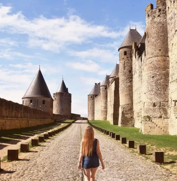 Circuit dans la cité de Carcassonne, entre les deux murailles