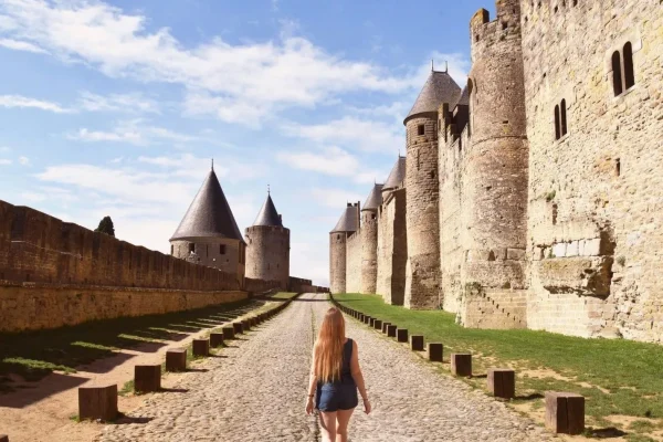 Circuit dans la cité de Carcassonne, entre les deux murailles