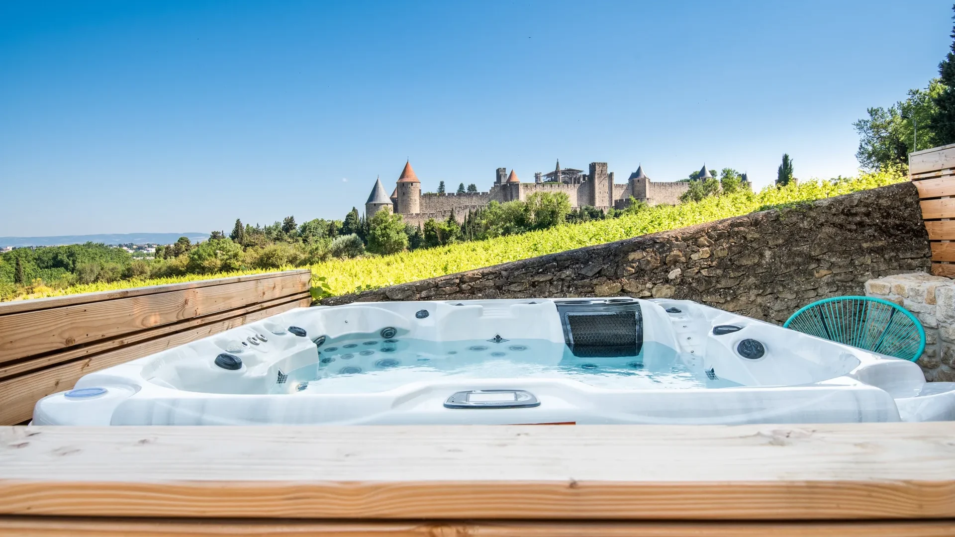 Spa jacuzzi , vue sur la cité gîte écrin de la Cité Carcassonne