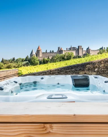 Spa jacuzzi , vue sur la cité gîte écrin de la Cité Carcassonne