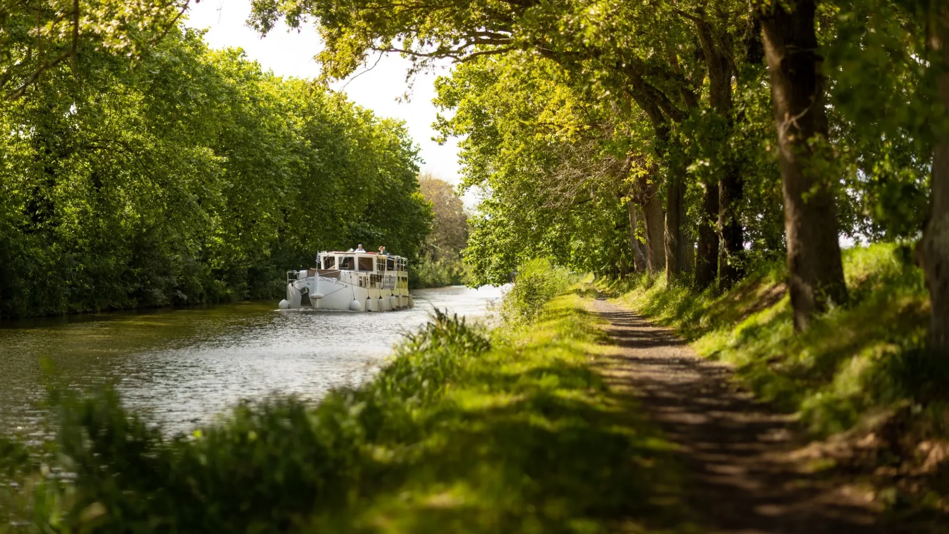 peniche bateau sur le canal du midi près de Carcassonne