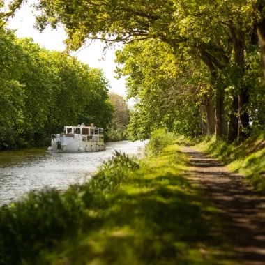 peniche bateau sur le canal du midi près de Carcassonne