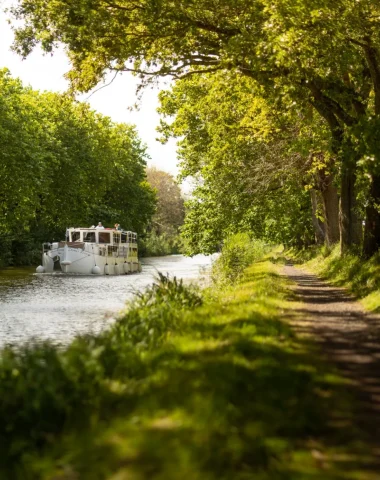 peniche bateau sur le canal du midi près de Carcassonne