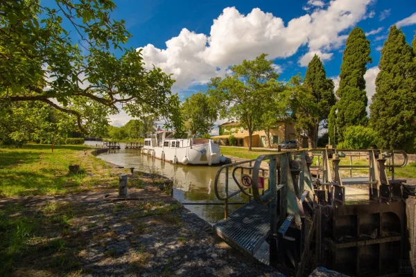 ecluse peniche, bateau sur le canal du midi près de Carcassonne