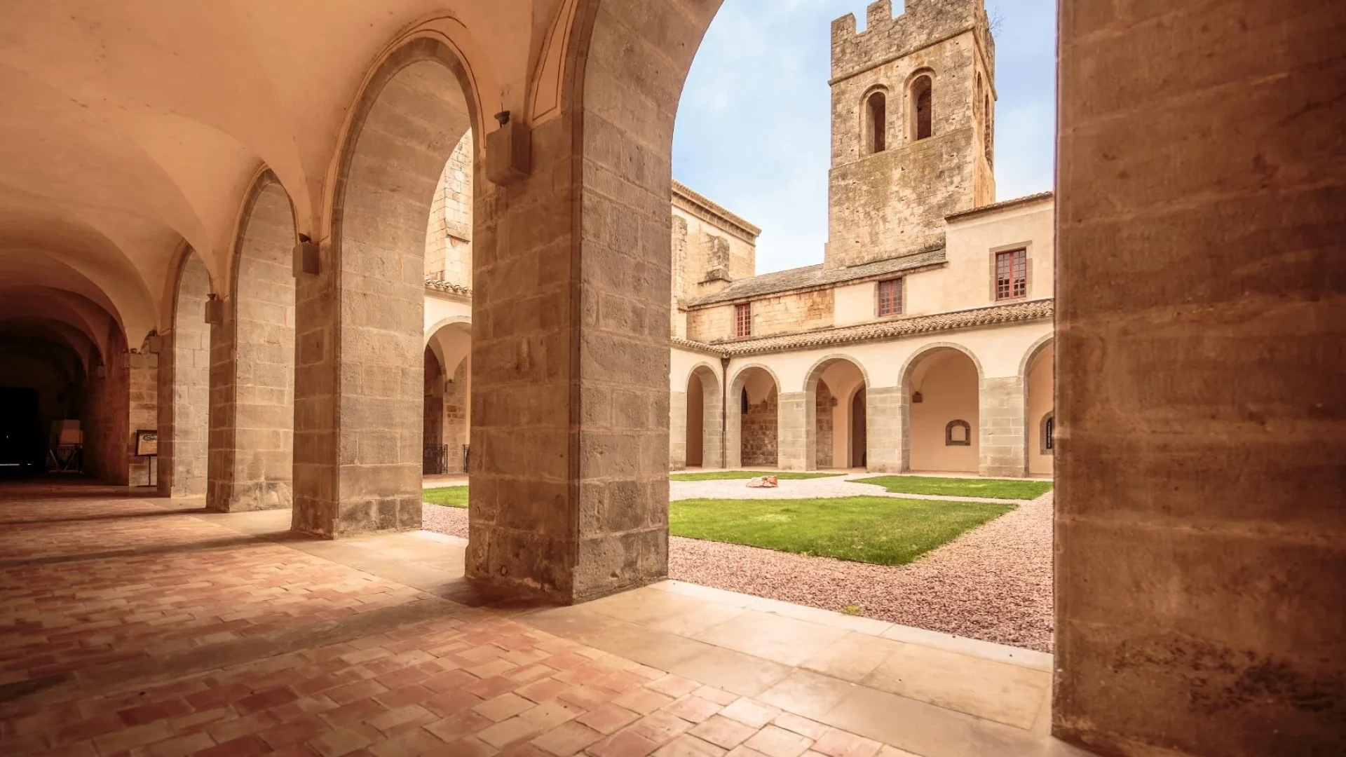 Cloitre de l'abbaye de caunes minervis