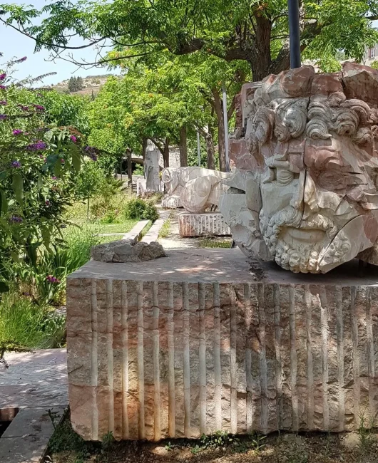 sculpture-marbre-sacree-tete-caunes-minervois