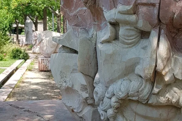 sculpture-marbre-sacree-tete-caunes-minervois