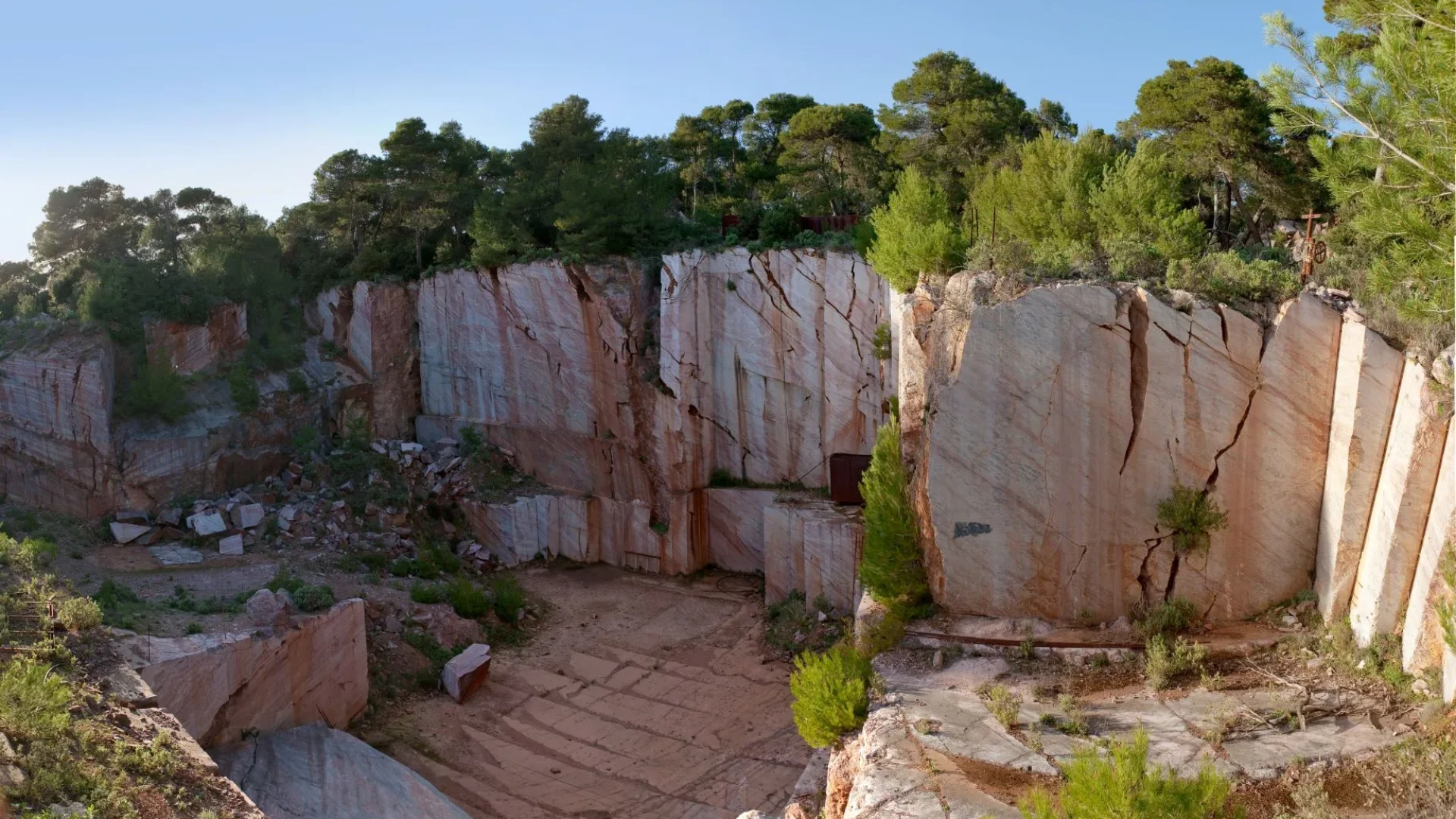 carrières-marbre-rouge-caunes-minervois