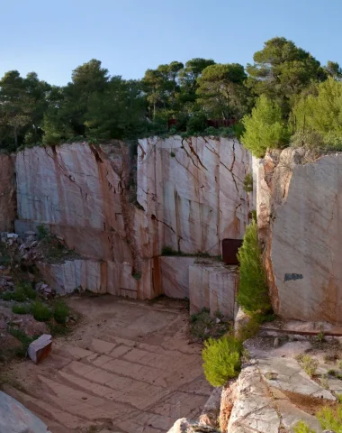 carrières-marbre-rouge-caunes-minervois