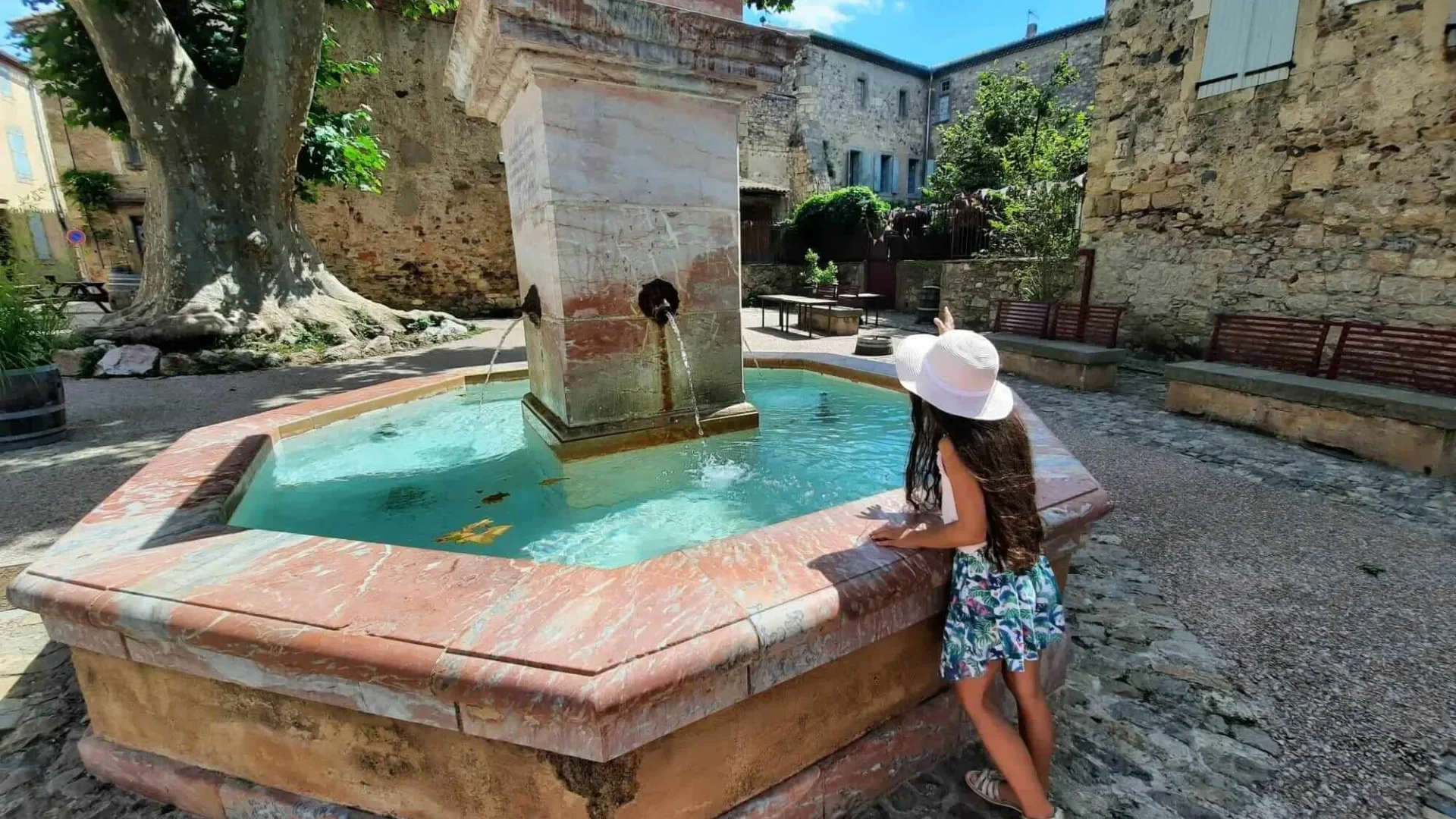 fontaine place de la république Caunes