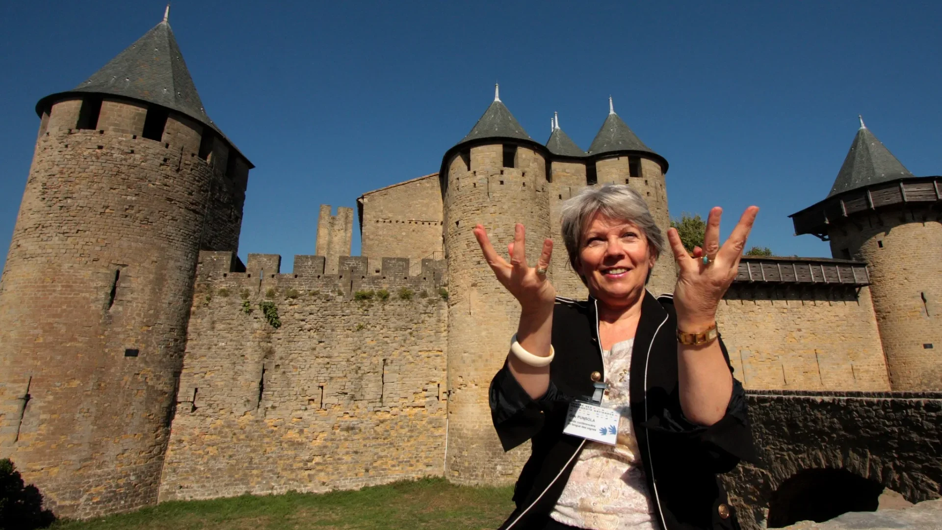 langue-des-signes-visite-cite-carcassonne-chateau