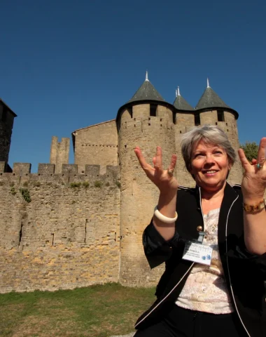langue-des-signes-visite-cite-carcassonne-chateau