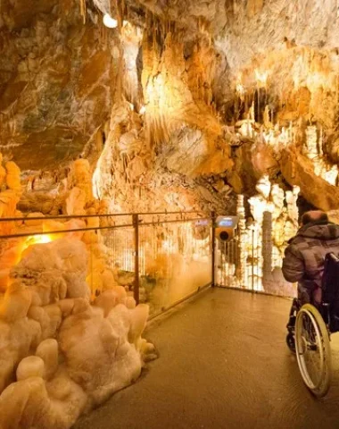 Le gouffre de Cabrespine accessible aux fauteuils roulants, dans l'Aude à côté de Carcassonne