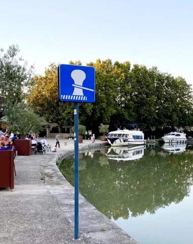 La redorte, halte canal du midi , amarrage de bateaux