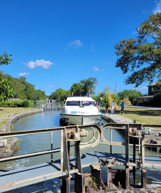 location bateau écluse canal du midi herminis, carcassonne