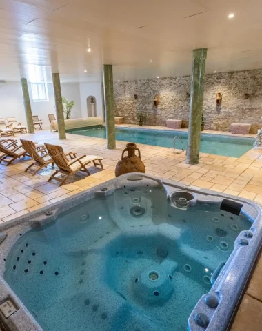 piscine intérieure chauffée hôtel près de carcassonne